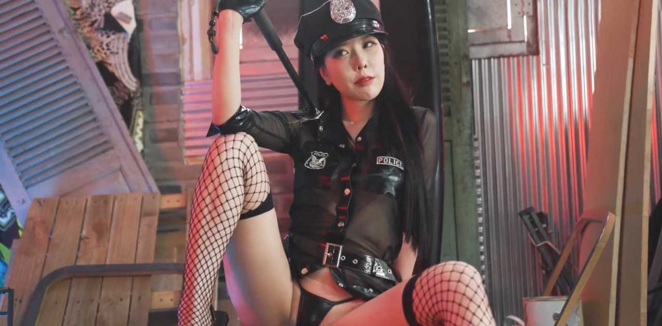 韩国女团爱豆【Zia】大尺度私拍写真，美乳巨臀高挑反差女神，网格黑丝制服露点诱惑